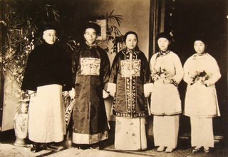 照片正面：左起二、三為鄺富灼夫婦